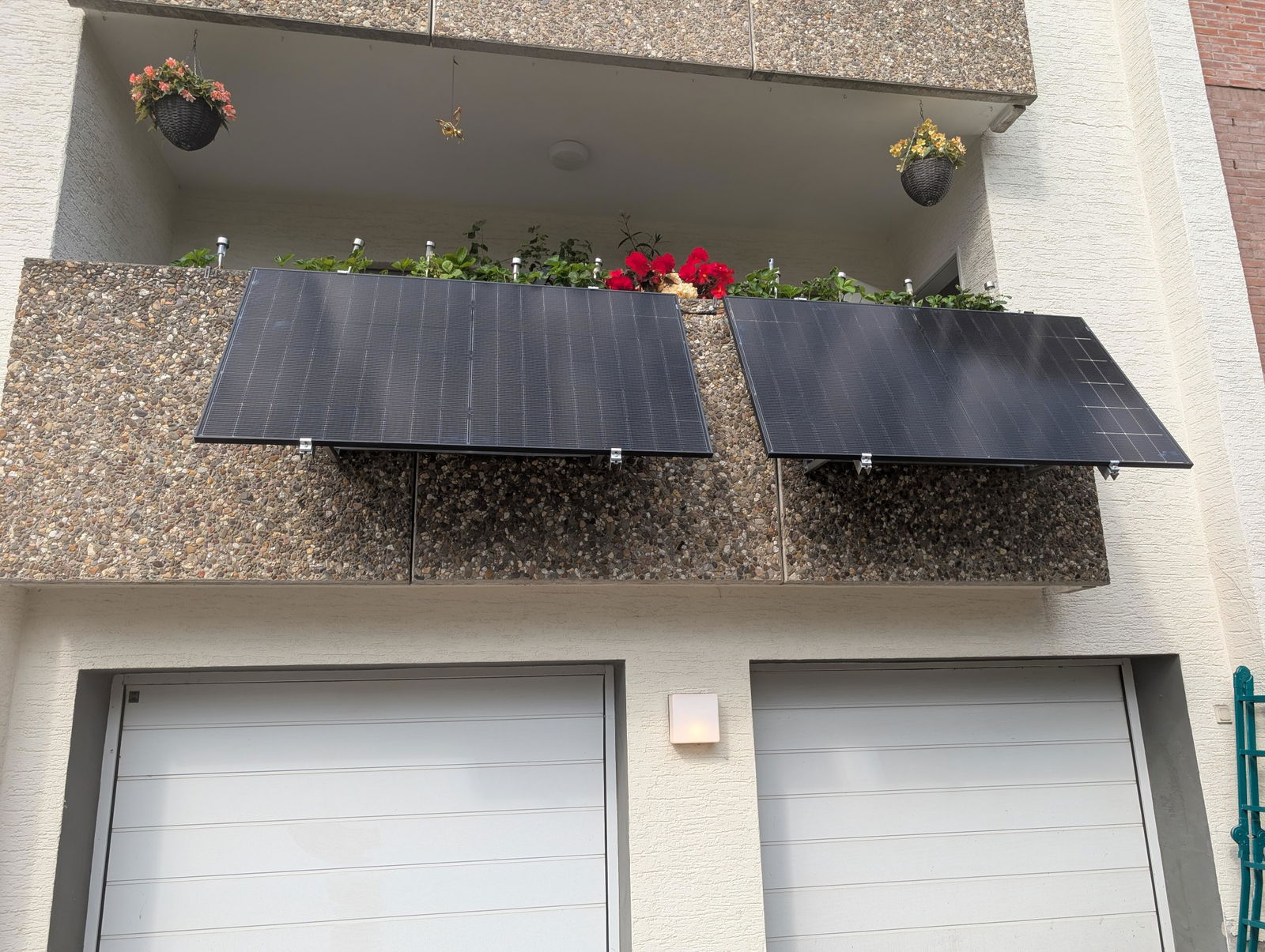 Zwei angewinkelte Balkonkraftwerk-Module an einem Balkon, nach vorne zur Sonne ausgerichtet