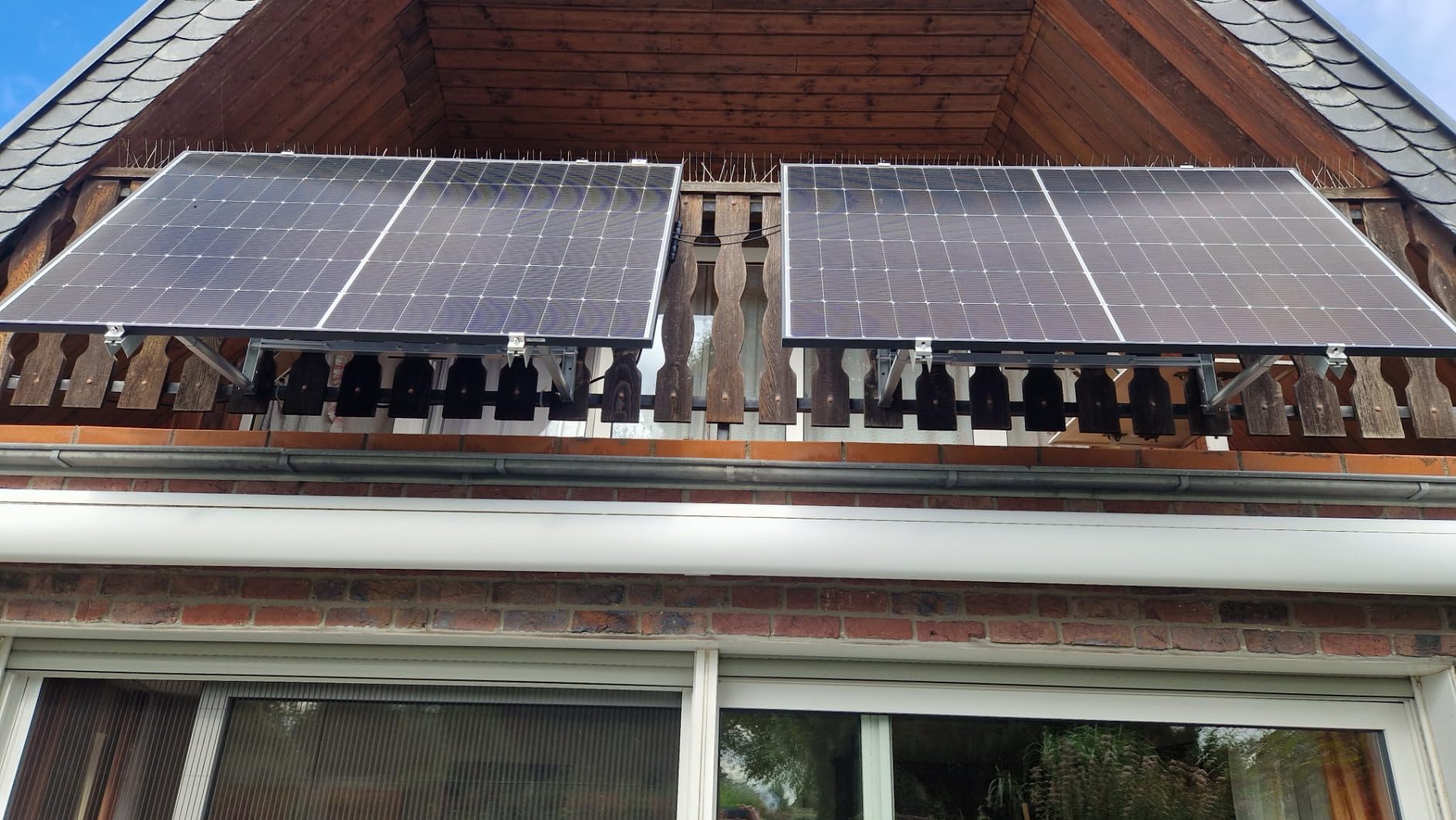 Solarmodul im Anstellwinkel an der Balkonhalterung – seitliche Ansicht der Neigung