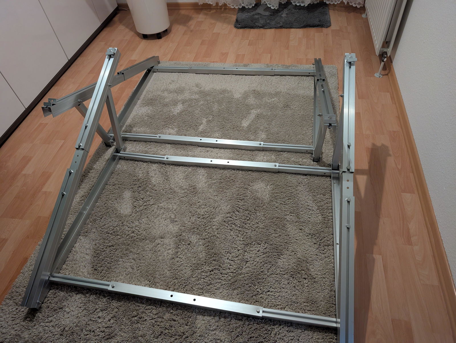 Vormontage: das Aluminium-Grundgerüst der Halterung liegt fertig verschraubt auf dem Boden, bevor es an die Brüstung kommt