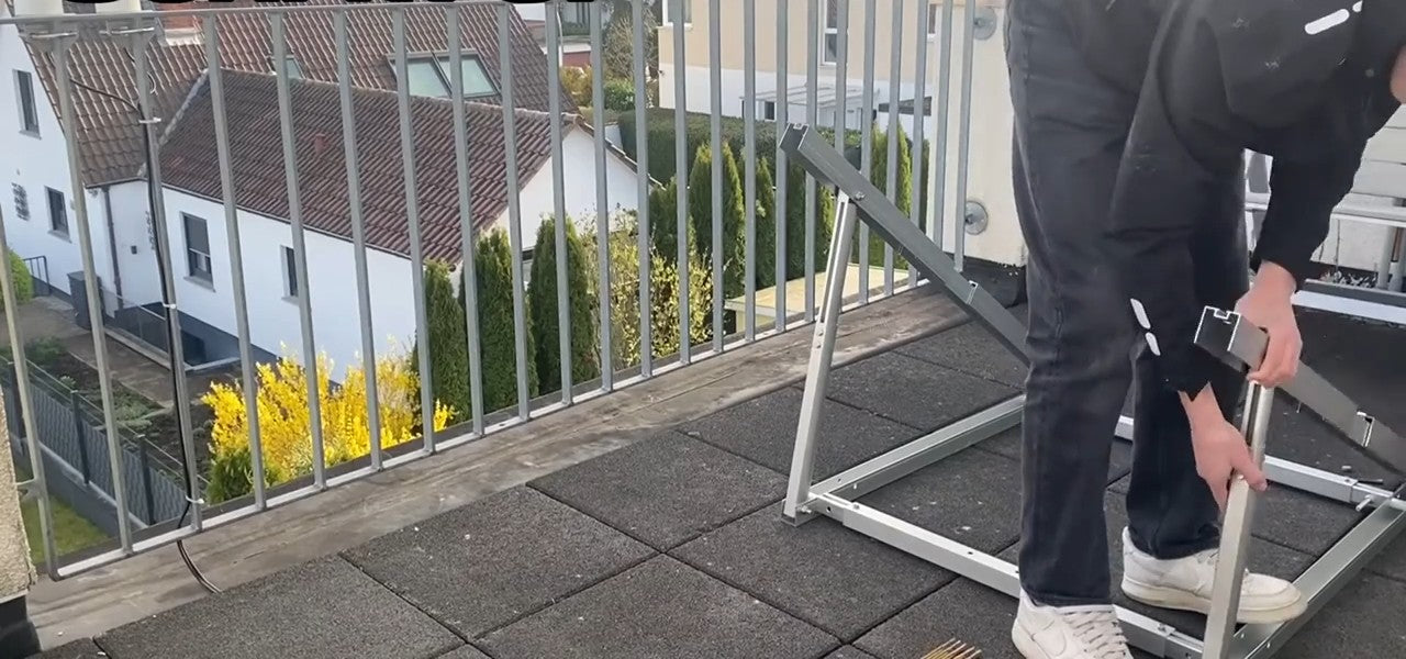 Neigungswinkel der Halterung wird am verstellbaren Teleskoparm eingestellt